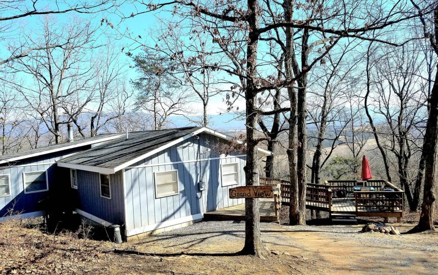exterior of Grand View forest cabin rental