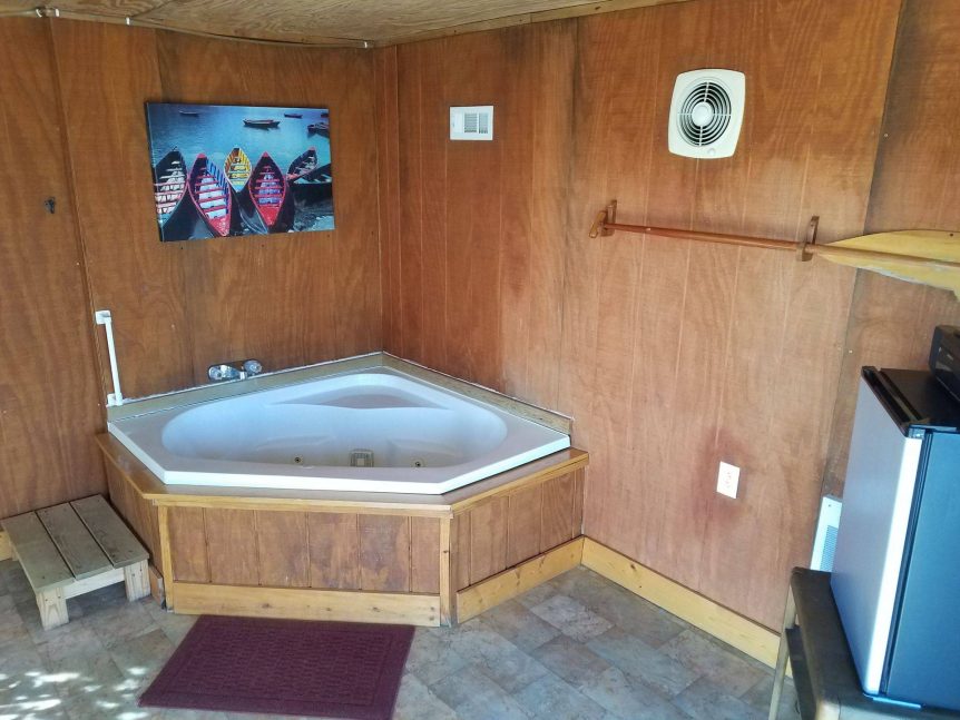 hot tub at Grand View cabin rental